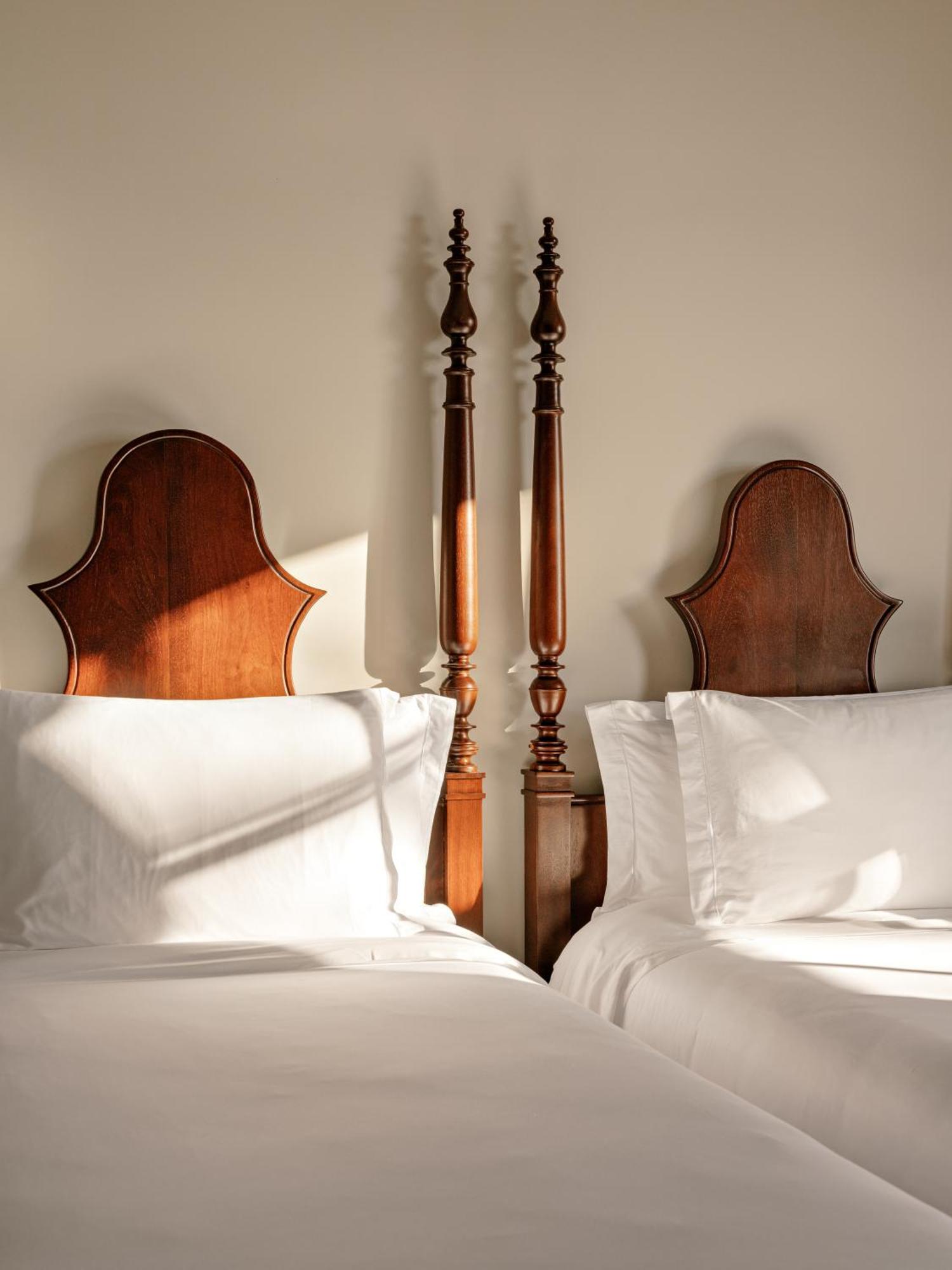 Hotel Das Cataratas, A Belmond Hotel, Iguassu Falls 포스두이구아수 외부 사진 A bed with a high-post headboard